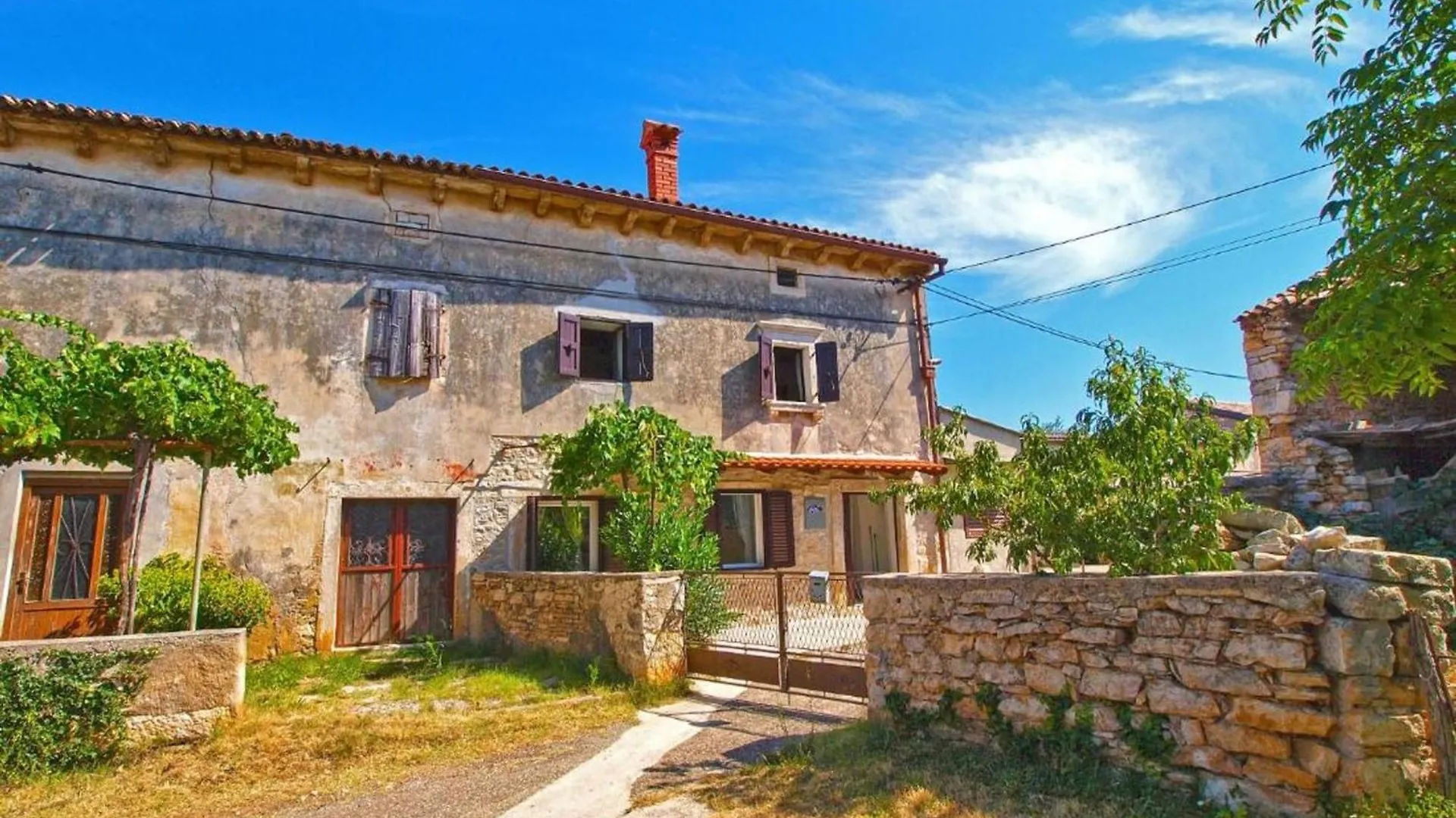 Comfortable Apartment With Pool And Garden Valtura Croatia
